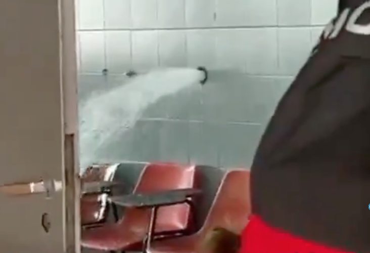 ¡Increíble! Alumno de la UBA Filma Cómo Se Rompe un Caño y Se Inunda un Aula